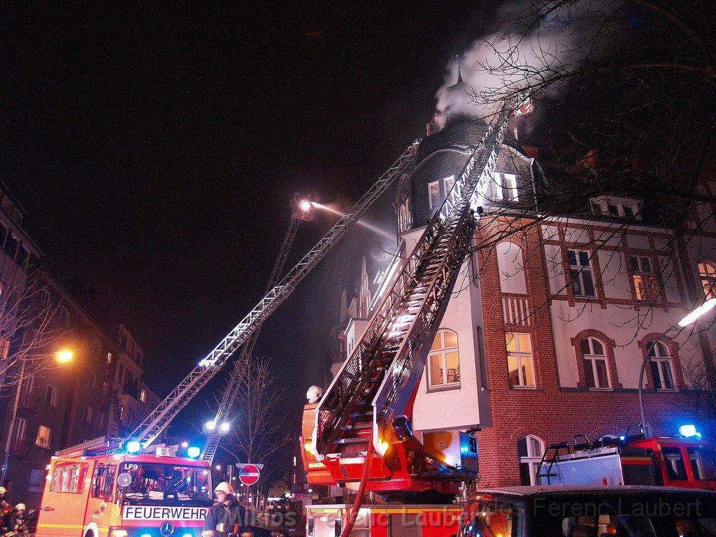 Feuer 3 Dachstuhlbrand Koeln Muelheim Gluecksburgstr P128.JPG